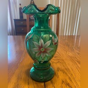 VINTAGE FENTON EMERALD GREEN RUFFLE ART GLASS VASE W/HAND PAINTED FLOWERS.$50